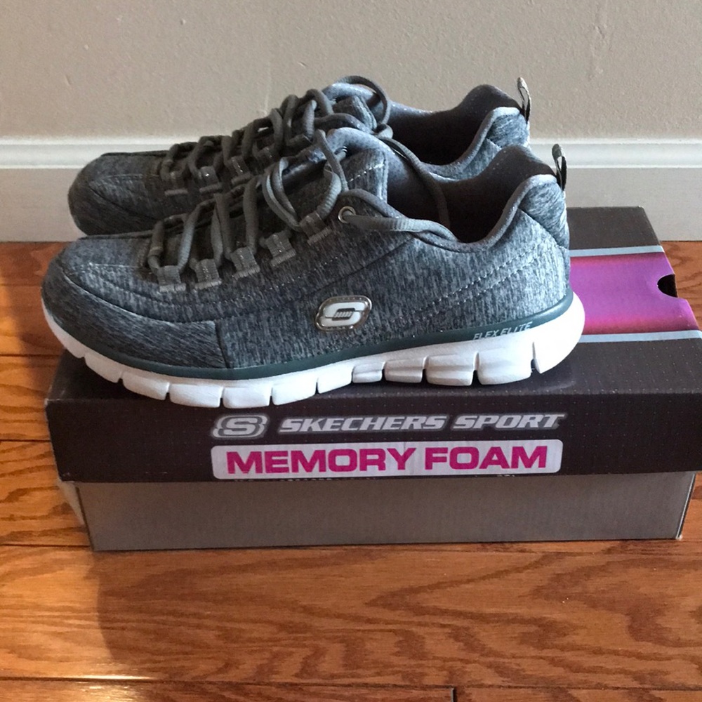 NWT Skechers memory foam tennis shoes -7.5